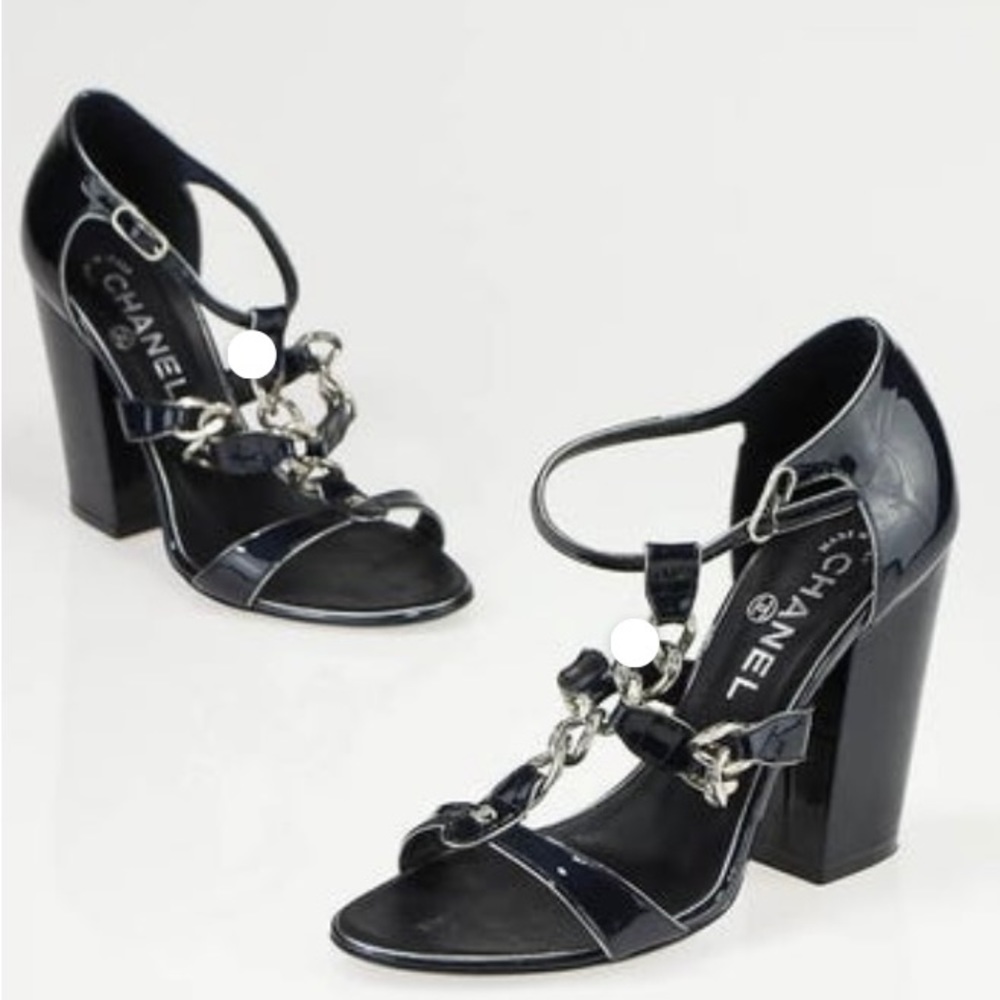 CHANEL Navy Patent Leather T-Strap Chain
Sandals Chaus Ouvertes | Size 7/37.5